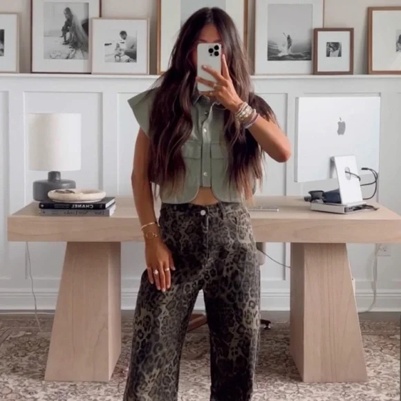 Cropped Button Down Collared Sleeveless Loose Denim Top with Pockets - Picture 1 of 3